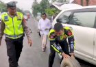 Cepat-Dekat-dan-Bersahabat-Polisi-Bantu-Pengendara-yang-Kesulitan-Saat-Ban-Mobilnya-Bocor-di-Jalan-Raya-Lumajang