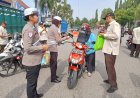 Operasi-Keselamatan-Semeru-2025-Polres-Madiun-Beri-Helm-dan-Souvenir-bagi-Pengendara-Tertib
