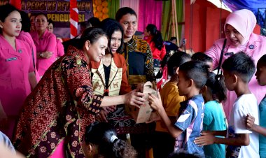 Ketua-Umum-Bhayangkari-Rayakan-Natal-Bersama-Korban-Erupsi-Gunung-Lewotobi