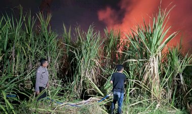 Polisi-Bersama-Masyarakat-Padamkan-Karhutla-di-Lahan-Tebu-Desa-Popoh