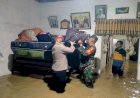 Sinergitas-Polisi-dan-TNI-Evakuasi-Warga-Terdampak-Banjir-di-Kota-Mojokerto