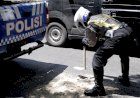Polantas-Polres-Gresik-Tambal-Jalan-Berlubang-Demi-Keselamatan-Pengendara