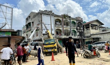 Personel-Brimob-Kawal-Penormalan-Listrik-di-Aceh-Tamiang