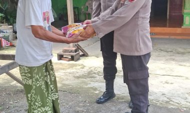 Ramadan-Peduli,-Anggota-Polsek-Wonoayu-Beri-Santunan-Warga-Kurang-Mampu