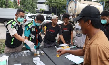 Polres-Pelabuhan-Tanjungperak-Test-Urine-Sopir-Truk-dan-Bus-Jelang-Mudik-Lebaran