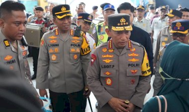 Kapolri-Pantau-Mudik-di-Terminal-Purabaya,-Optimalkan-Pelayanan-Terbaik-untuk-Masyarakat