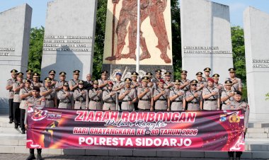 Jelang-Hari-Bhayangkara-ke-80,-Polresta-Sidoarjo-Ziarah-dan-Tabur-Bunga-di-Makam-Pahlawan