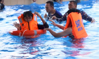 Satpolairud-Polres-Lamongan-Bekali-Santri-Keterampilan-Berenang-dan-Penyelamatan-di-Perairan