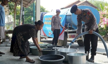 Brimob-Polda-Jatim-Salurkan-40-Ribu-Liter-Air-Bersih-untuk-Warga-Gresik-dan-Sidoarjo