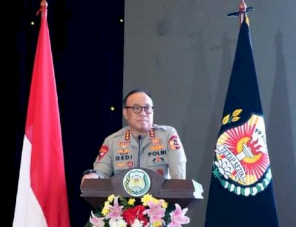 Wakapolri Tegaskan Polri di Bawah Presiden Sah Konstitusi PP Polri Nyatakan Komitmen Tegak Lurus Jaga Marwah Institusi