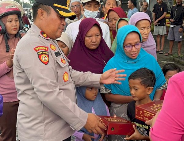 Polsek Gedangan Bersama Bhayangkari Bagikan Ratusan Takjil ke Masyarakat