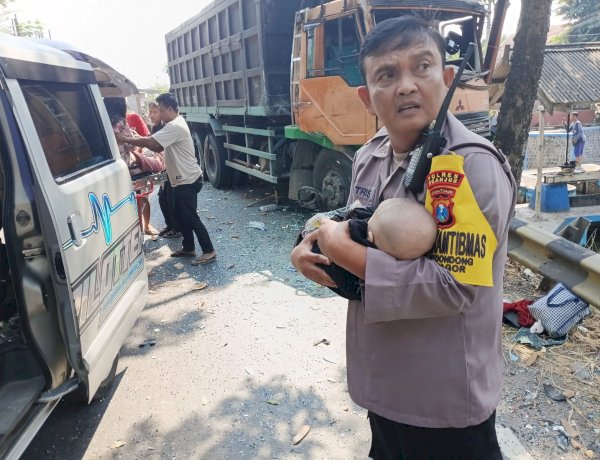 Tuai Pujian Warganet, Aksi Heroik Bhabinkamtibmas Polsek Bagor Selamatkan Bayi Korban Kecelakaan Bus di Nganjuk