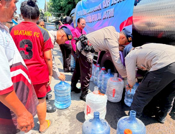 Brimob Polda Jatim Salurkan 37.000 Liter Air Bersih untuk Warga Terdampak Kemarau