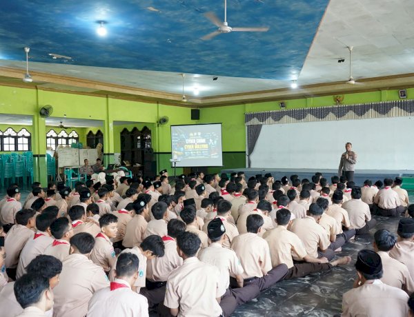 Cegah Kenakalan Remaja dan Bullying, Sat Binmas Polresta Sidoarjo Beri Penyuluhan di SMK YPM 1 Taman