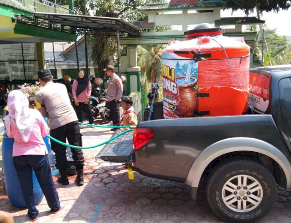 Patroli Gentong Polres Trenggalek Salurkan Air Bersih untuk Sekolah dan Tempat Ibadah