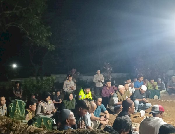Polisi Bersama Masyarakat, Kapolres Probolinggo Dampingi Keluarga Korban Karhutla TNBTS hingga Peristirahatan Terakhir