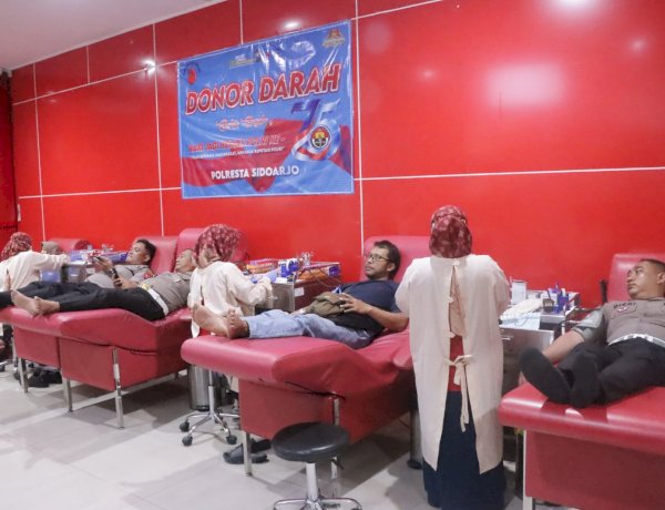 Polresta Sidoarjo Bersama Wartawan dan Netizen Donorkan Darah Peringati 75 Tahun Humas Polri