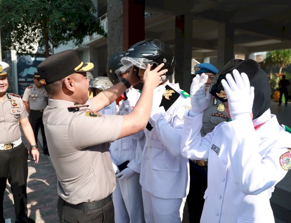 Polisi Bersama Masyarakat: Aksi Simpatik Polres Jember Edukasi Keselamatan Berkendara