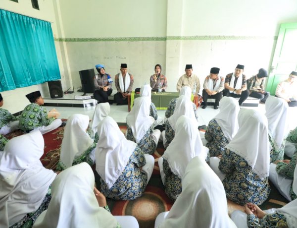 Polisi Peduli Pendidikan: Kapolres Bojonegoro Ajak Santri Al-Fatimah Jauhi Judol dan Bullying