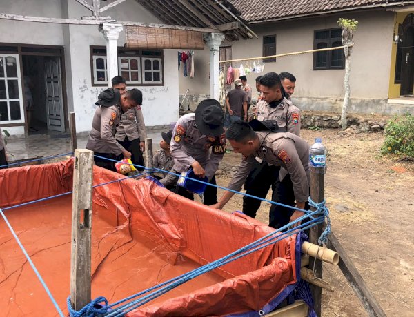 Semangat 'Polisi Bersama Masyarakat: Polda Jatim Dirikan Posko Karhutla dan Distribusikan Air Bersih di Pasuruan