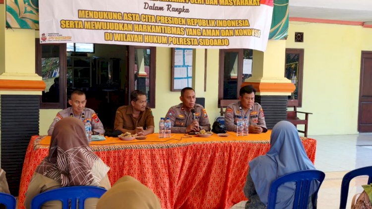 Curhat-Kamtibmas-di-Desa-Prambon,-Polresta-Sidoarjo-Ajak-Warga-Jaga-Situasi-Kondusif