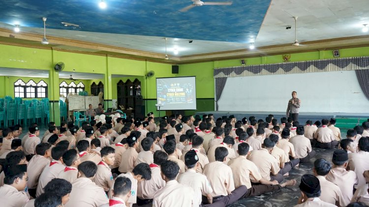 Cegah-Kenakalan-Remaja-dan-Bullying,-Sat-Binmas-Polresta-Sidoarjo-Beri-Penyuluhan-di-SMK-YPM-1-Taman