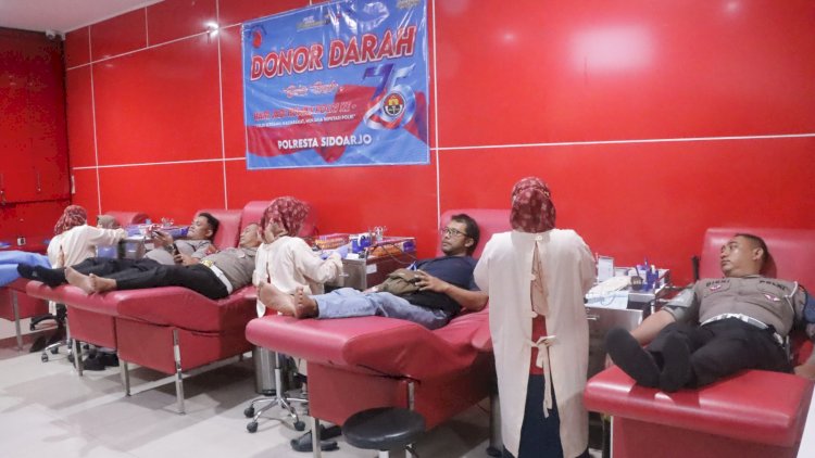 Polresta-Sidoarjo-Bersama-Wartawan-dan-Netizen-Donorkan-Darah-Peringati-75-Tahun-Humas-Polri