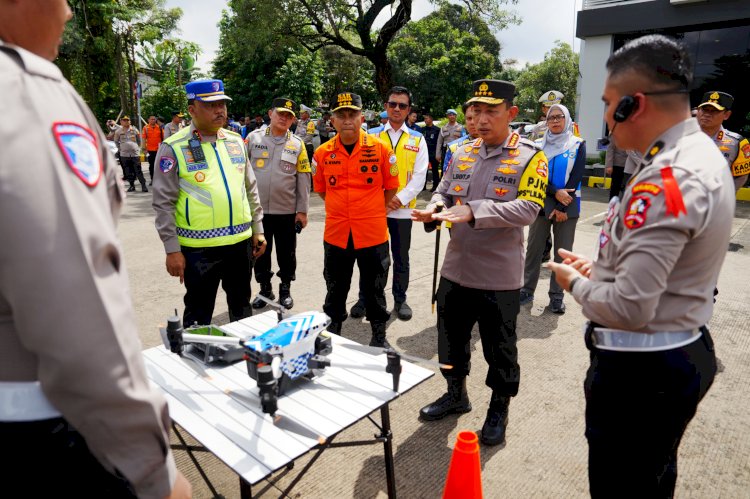 Kapolri Tinjau Pos Command Center, Pastikan Arus Mudik Berjalan Aman dan Nyaman