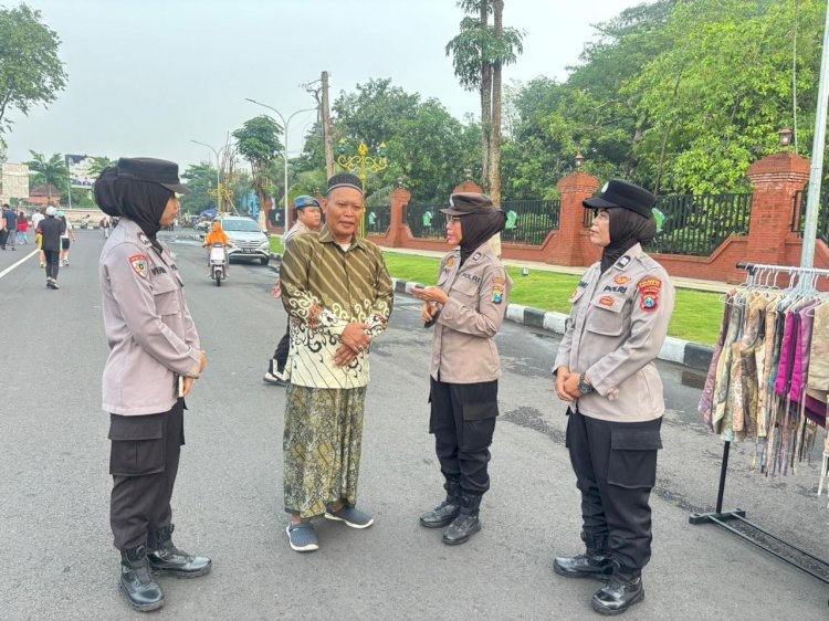 Polwan Polresta Sidoarjo Berikan Pelayanan Humanis di Car Free Day Alun-alun Sidoarjo