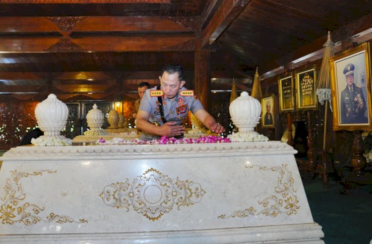 Usai Soekarno dan Gus Dur, Kapolri Ziarah-Tabur Bunga ke Makam Soeharto
