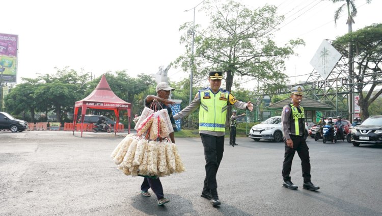Sidoarjo Amankan Sepanjang Jalan Turun Langsung Pengaturan Lalu Lintas, Polresta Sidoarjo dan Jajaran Berikan Rasa Nyaman Masyarakat
