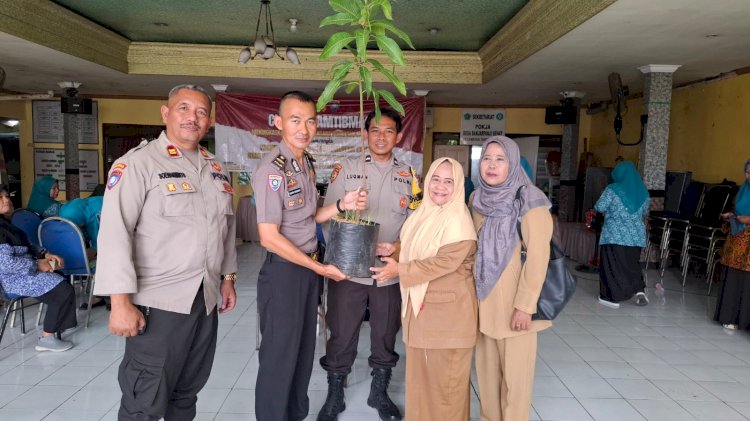 Sidoarjo Asri Sejuk Satbinmas Polresta Sidoarjo Gencarkan Green Policing di Desa Banjar Panji